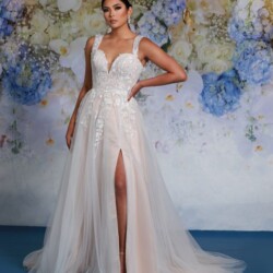 Lace A-Line Flowy bride in an elegant lace gown