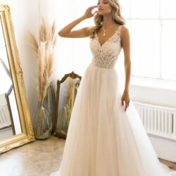 V-Neck A-line Flowery spotlight bridal wedding dresses